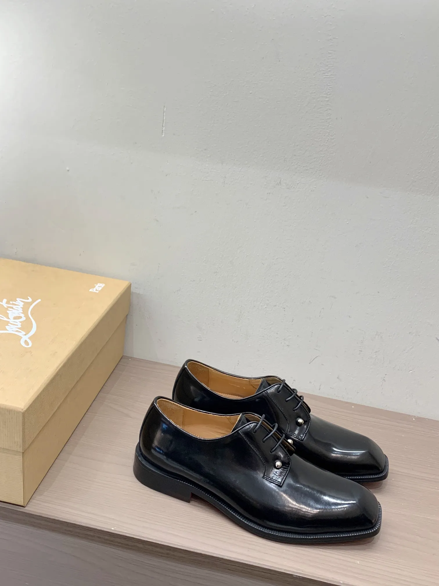 [CL red sole shoes] Top P: 1020💰 Size 39-44 (38.45.46 custom-made, non-returnable) Christian Louboutin men's classic Oxford shoes, men's business formal leather shoes💫Original molding, 1:1 replica, specially made for nobles. The unique shoe shape is unique and 100% comfortable! The whole shoe is made of imported Italian cowhide material, carefully selected, with fine pores and rich luster. Cow leather lining, soft and comfortable, sweat-absorbent and breathable. Genuine leather outsole, non-slip and wear-resistant, full of texture, elegant and luxurious overall, integrating comfort, formality and luxury! The Rolls Royce of shoes!